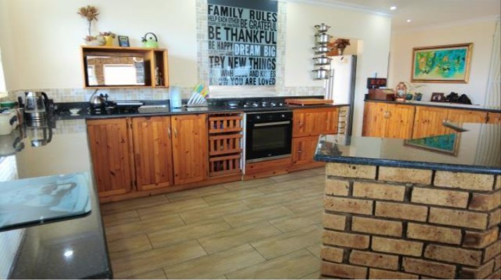 To Let 4 Bedroom Property for Rent in Winterstrand Eastern Cape
